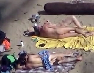 Gang bang-out on the beach sans sharing