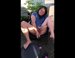 Flabby mature dildoing herself for mayo in her garden