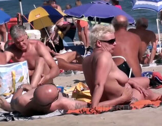 Cap d'Agde public fucky-fucky on the naturist beach